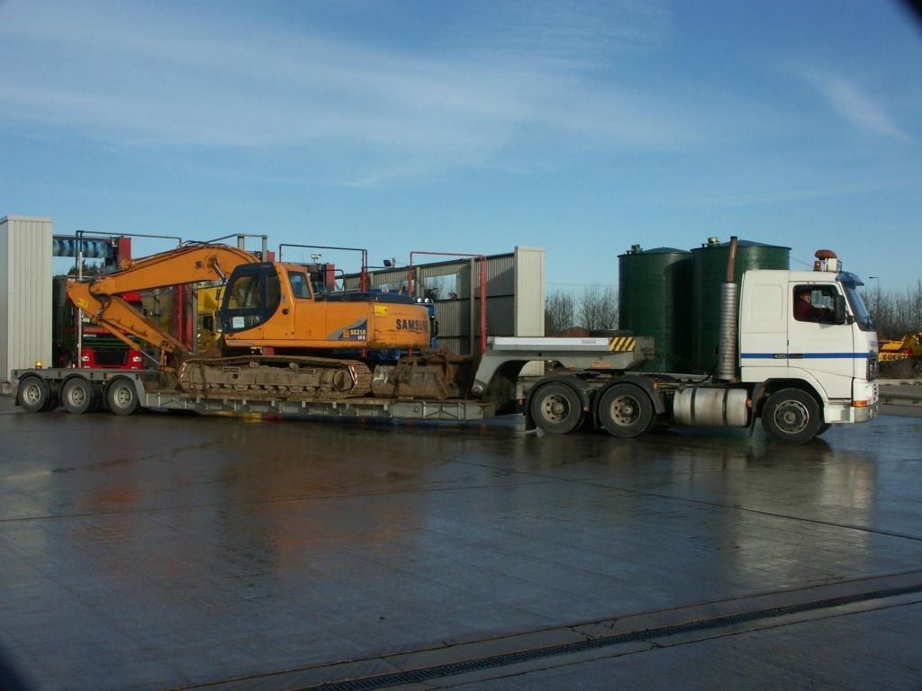 Transport exceptionnel en plateaux surbaissés / plateaux porte engin.